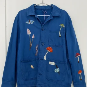 Blå unika overshirt med håndbroderier