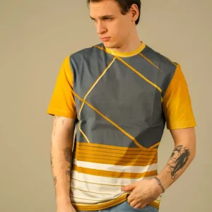 Yoon statement t shirt i grå, gul og creme grafisk design